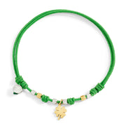 Bracciale Pad Mini Quadrifoglio DoDo con charm in oro giallo 18K e mini granelli in argento e oro, cordino verde regolabile.